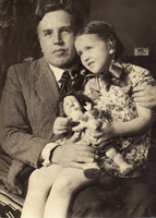 Марьяша Ребиндер на коленях у своего отца.